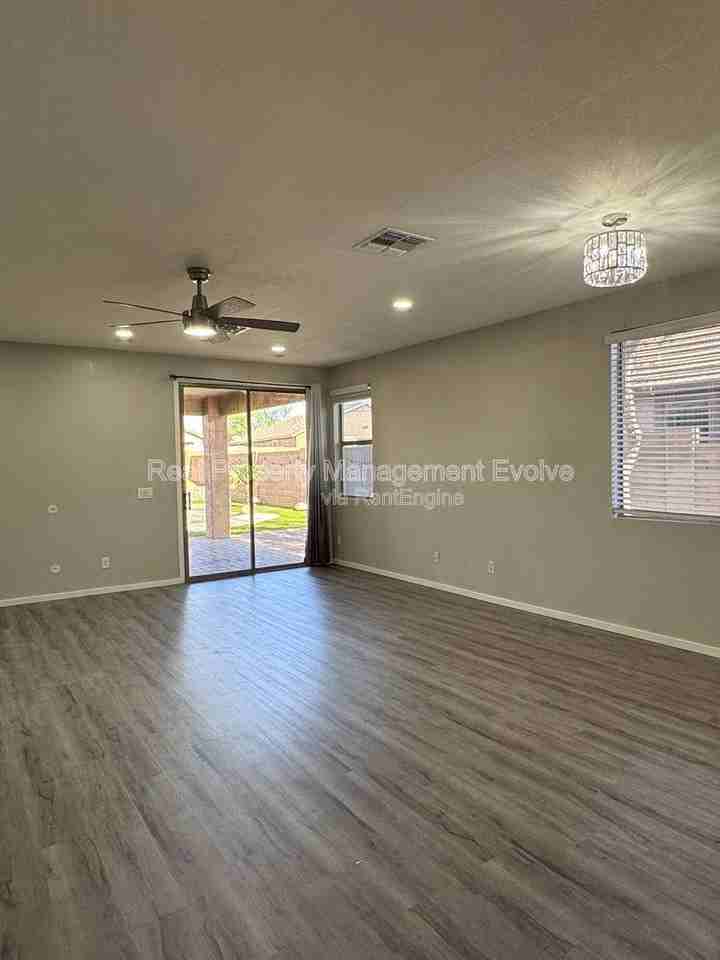 5814 W Alice Ave - Photo 3 of 10