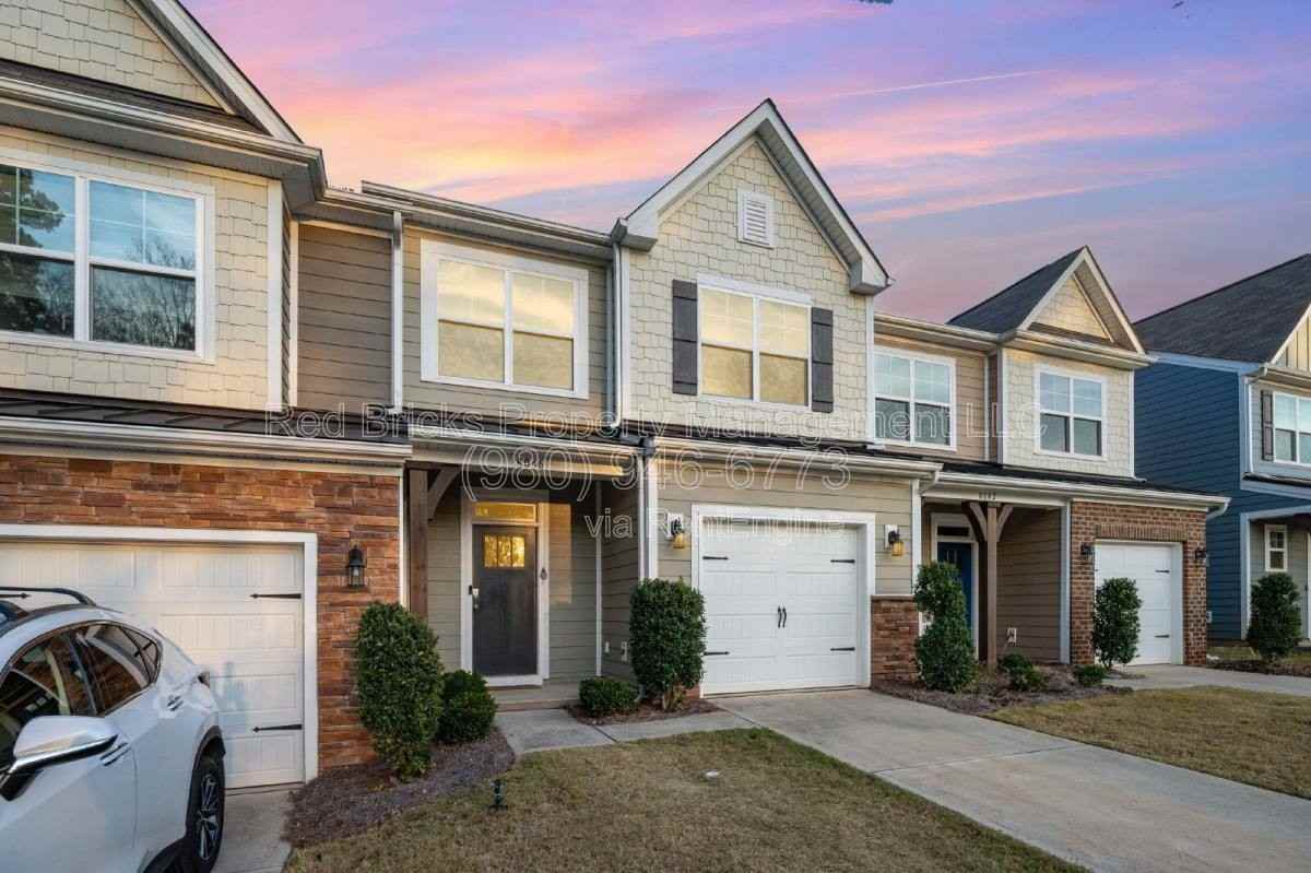 8046 Saluda Dr - Photo 3 of 10