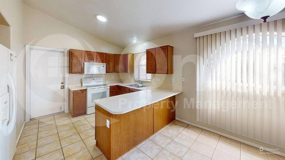 12742 W Monte Vista Rd - Photo 3 of 10