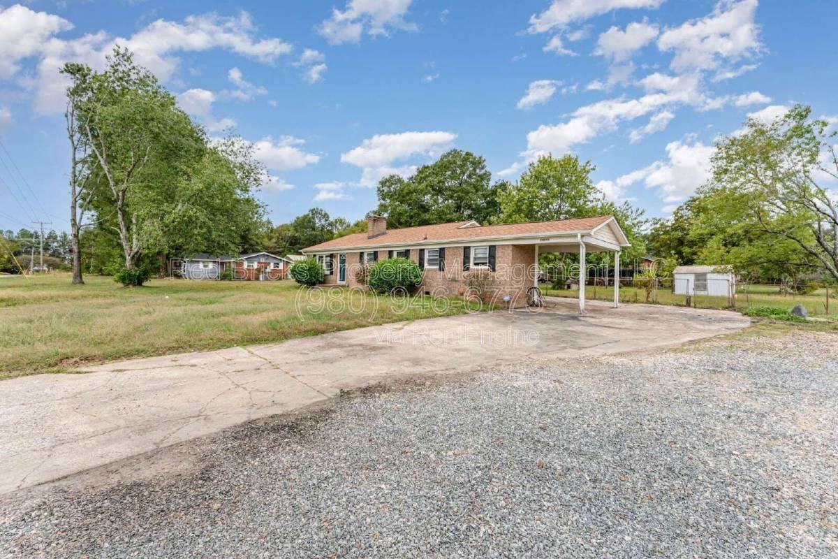 14013 Eastfield Rd - Photo 3 of 10