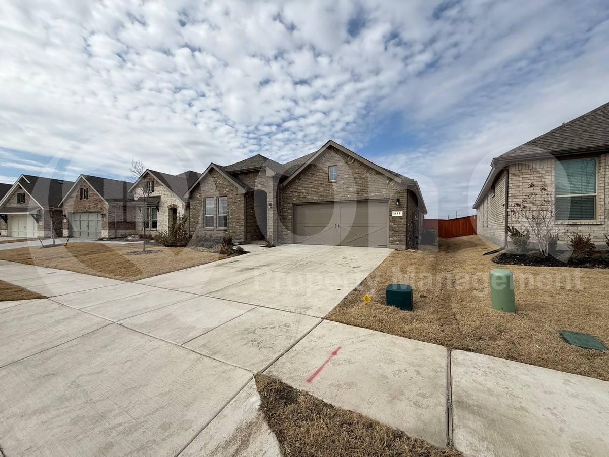 525 Pickett Creek Dr - Photo 2 of 10