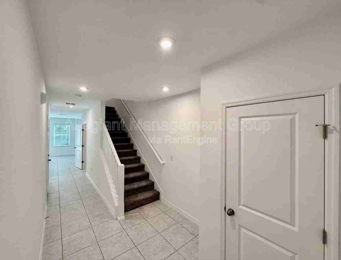 1622 Fan Palm Dr - Photo 2 of 10
