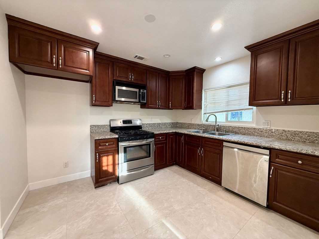 1004 S Bruce Ln - Photo 6 of 19