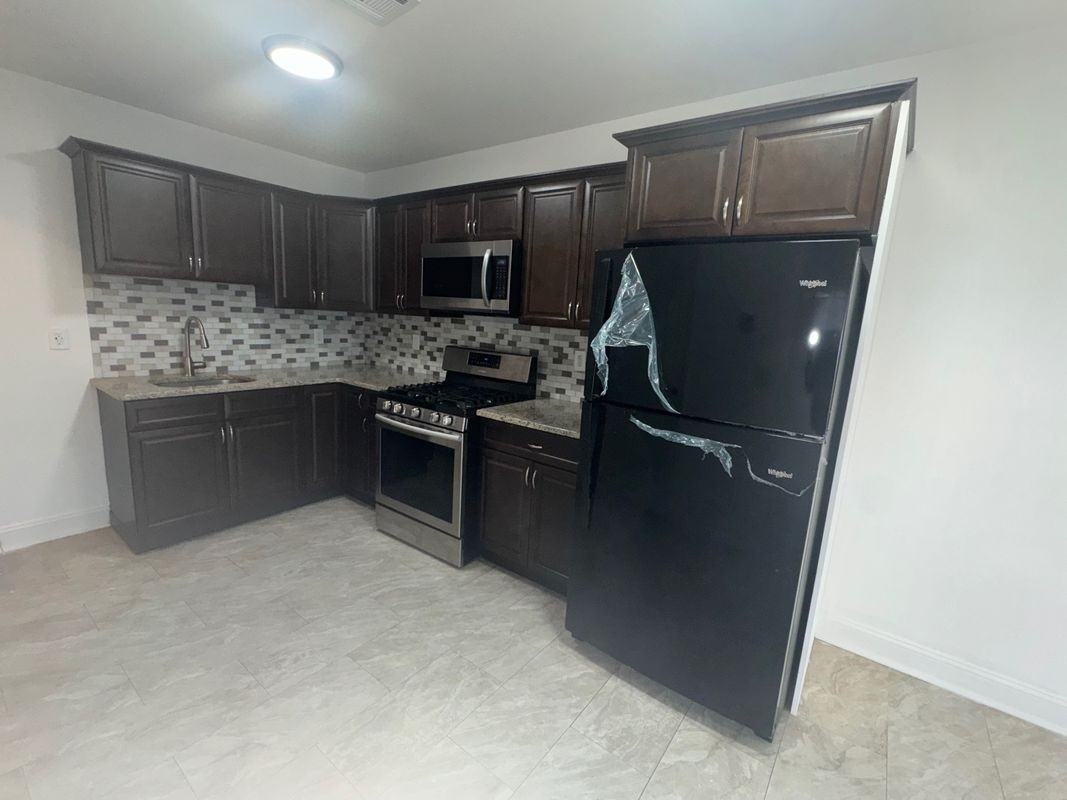 130 Franklin St - Photo 5 of 16