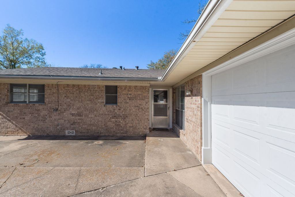 1331 Crestview Dr - Photo 5 of 31