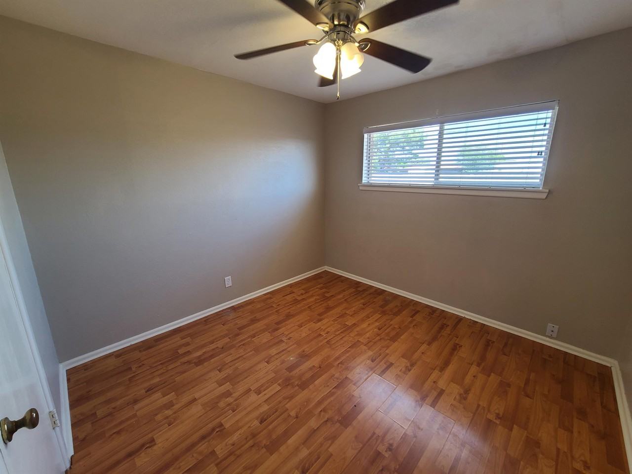 409 E Shandon Ave - Photo 4 of 9