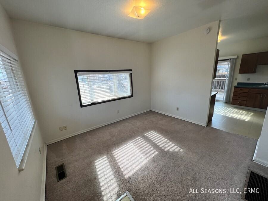 826 S Cascade Ave - Photo 3 of 7