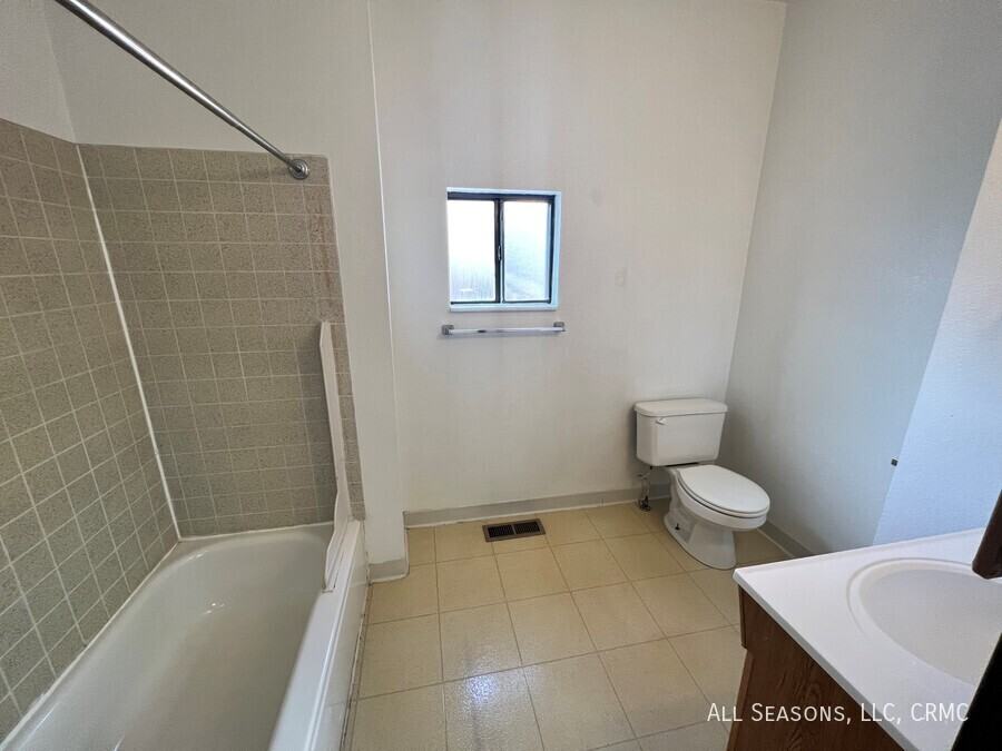 826 S Cascade Ave - Photo 7 of 7