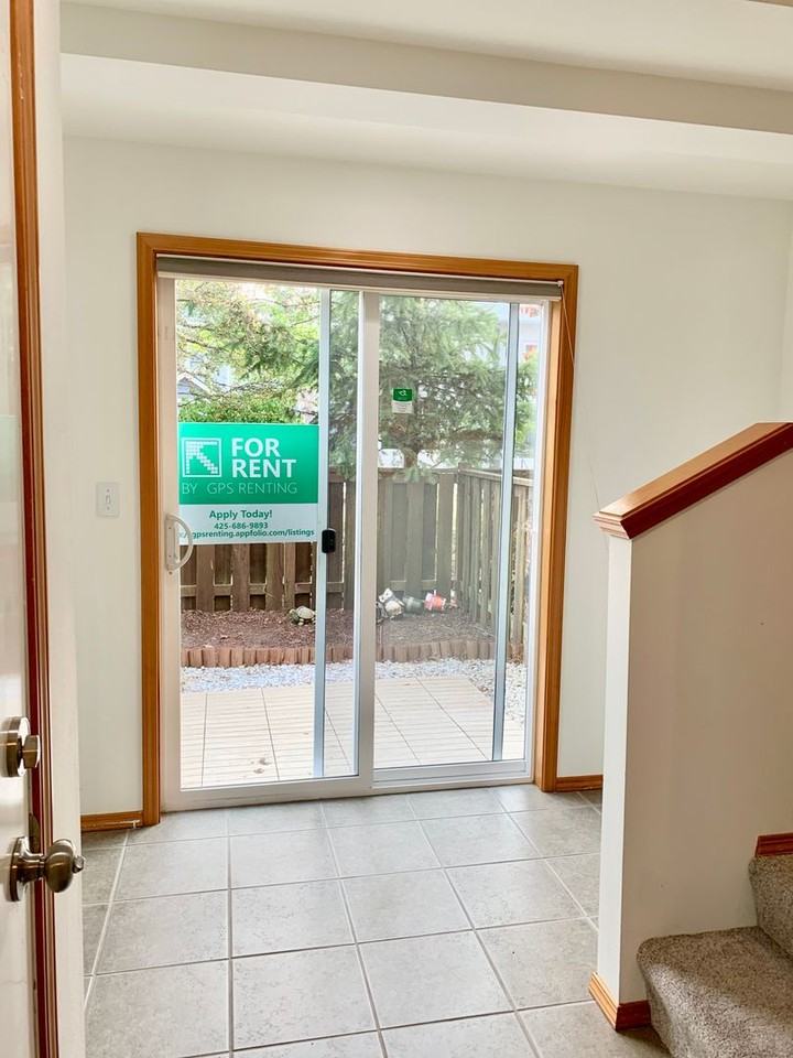 12043 33rd Ave Ne #C - Photo 3 of 17