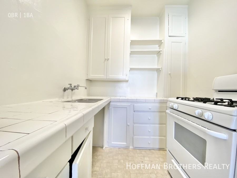 834 Sanborn Ave #101 - Photo 3 of 9