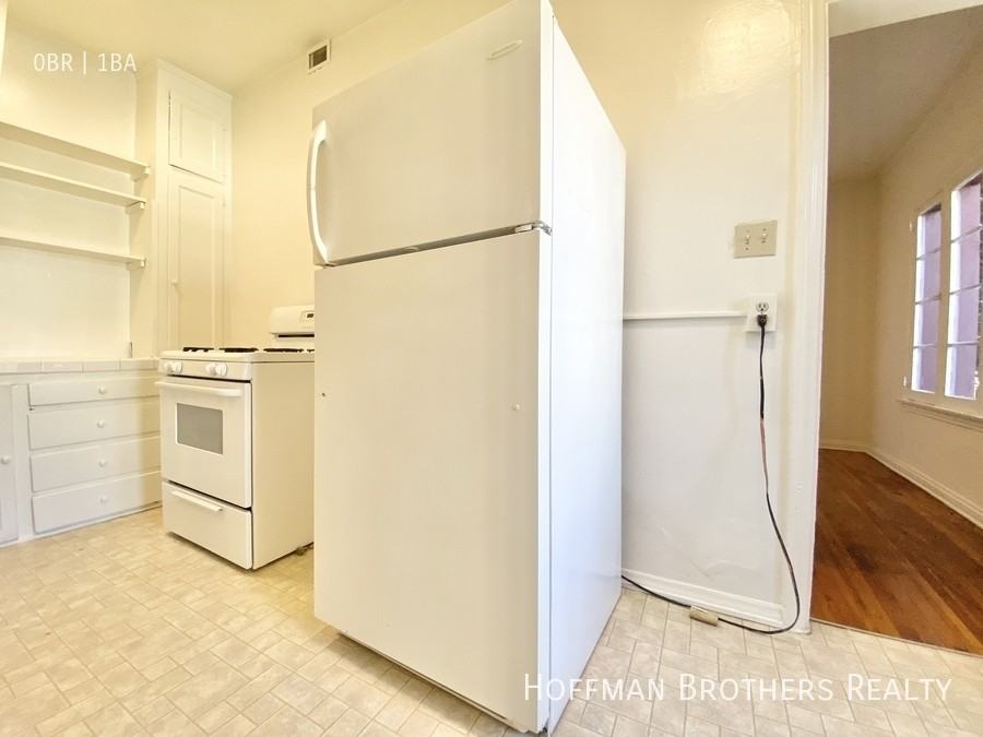 834 Sanborn Ave #101 - Photo 5 of 9