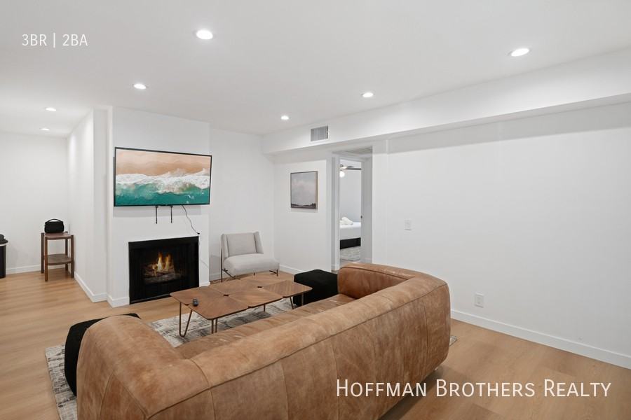 7441 Hazeltine Ave #201 - Photo 4 of 24