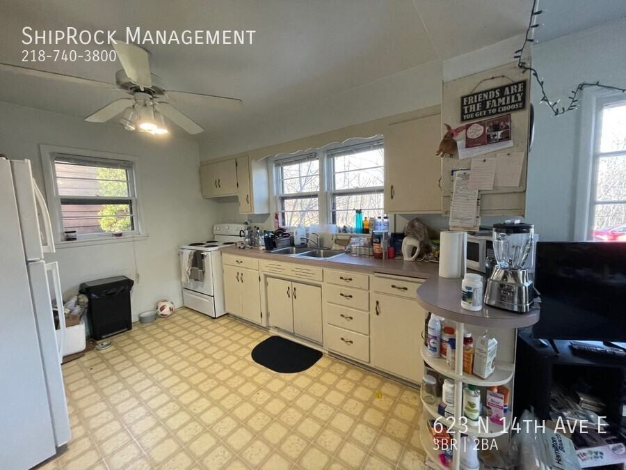 623 N 14th Ave E - Photo 2 of 7