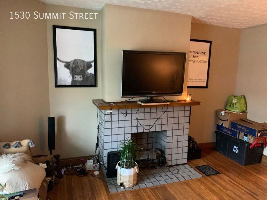 1530 Summit St - Photo 2 of 24