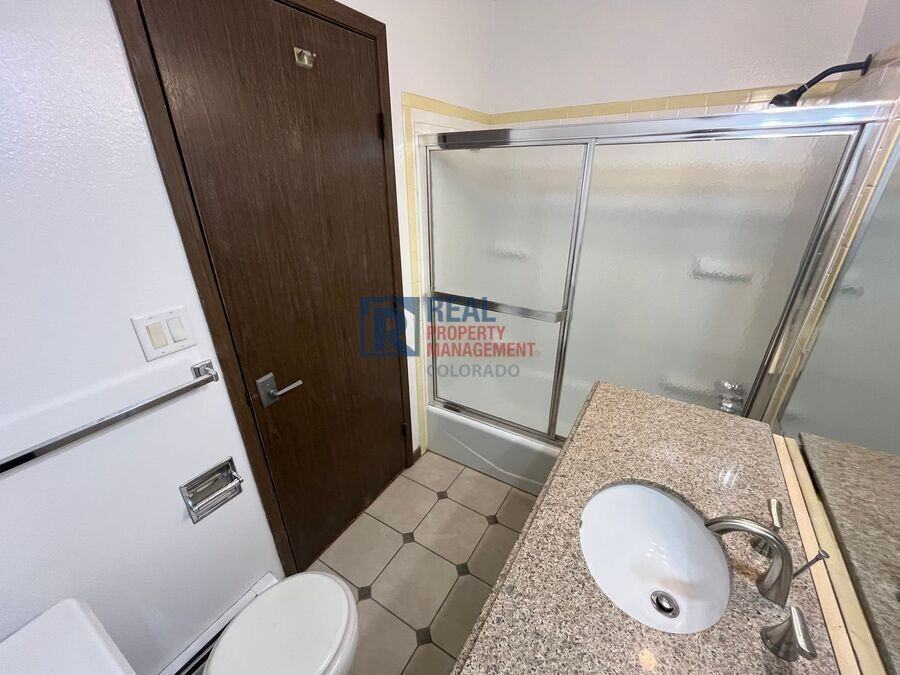 1704 E 17th St - Photo 6 of 9