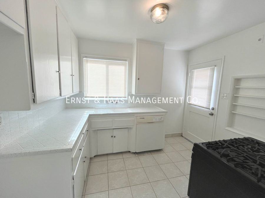 510 Roycroft Ave - Photo 4 of 11