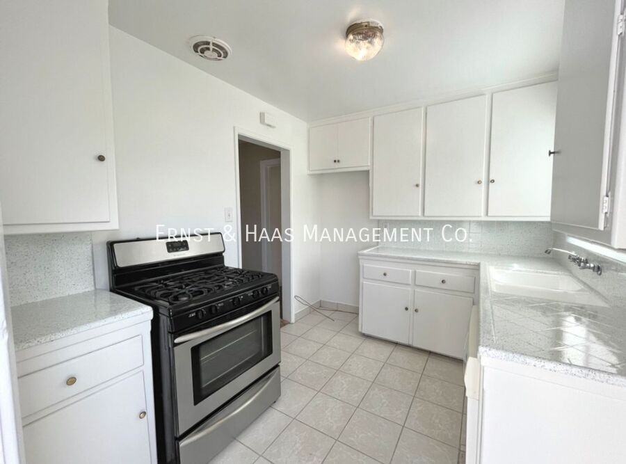 510 Roycroft Ave - Photo 5 of 11