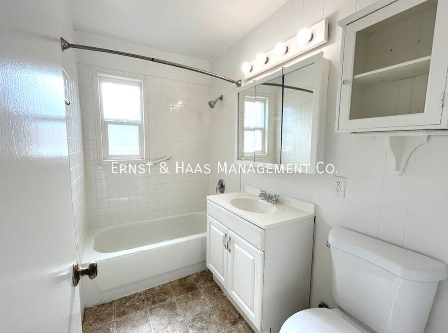 510 Roycroft Ave - Photo 7 of 11