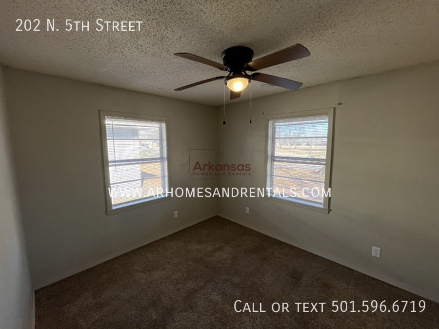 202 N 5th St - Photo 2 of 11