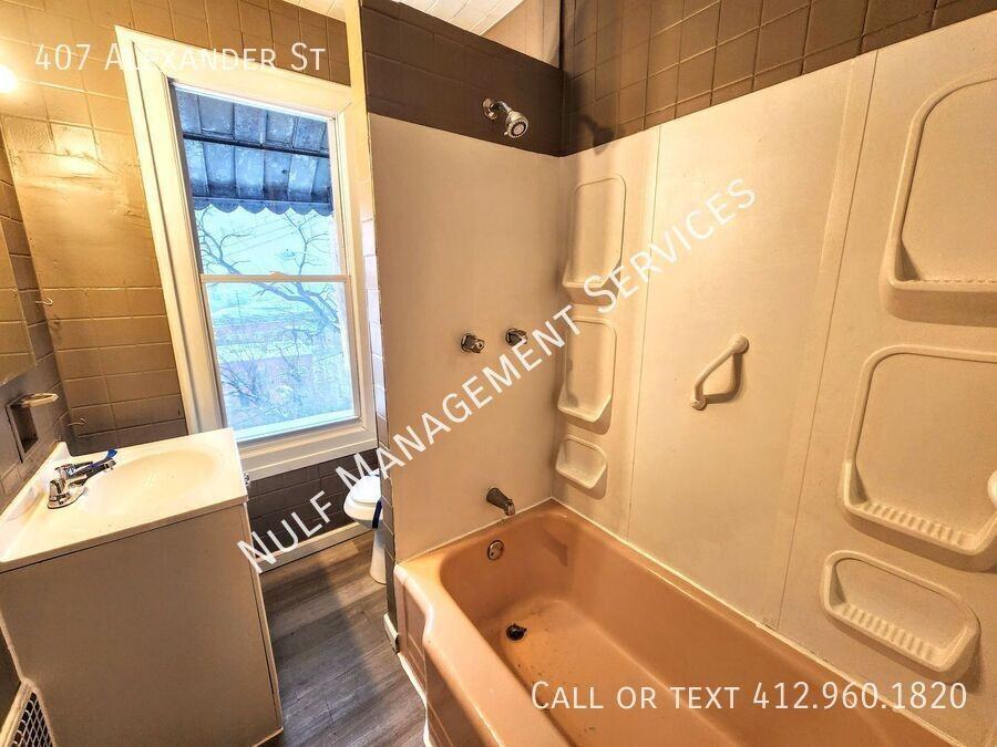 407 Alexander St - Photo 2 of 7