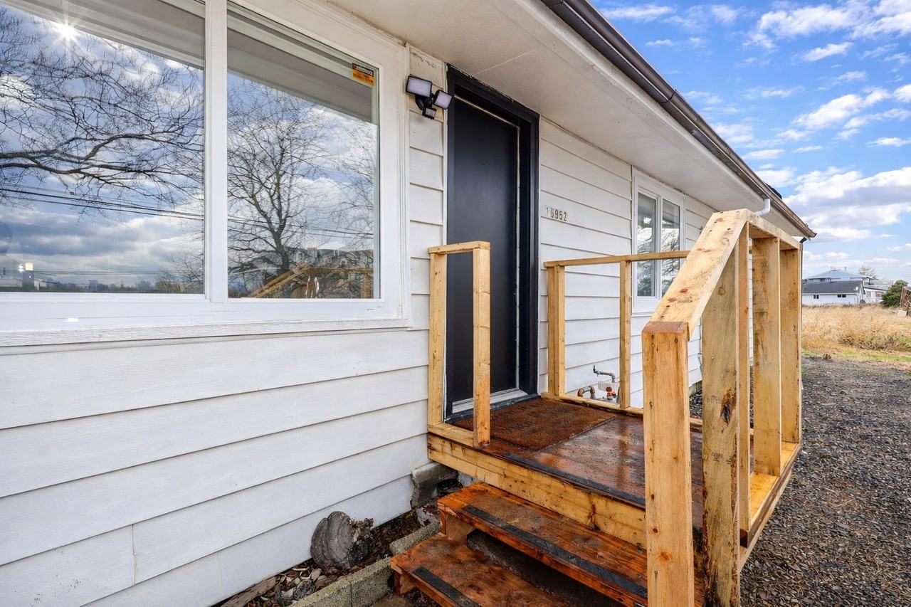 16952 40 Ave #MAIN - Photo 2 of 18