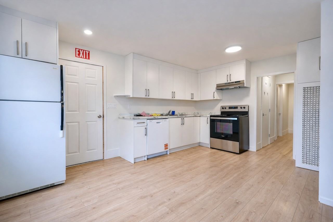 16952 40 Ave #MAIN - Photo 3 of 18