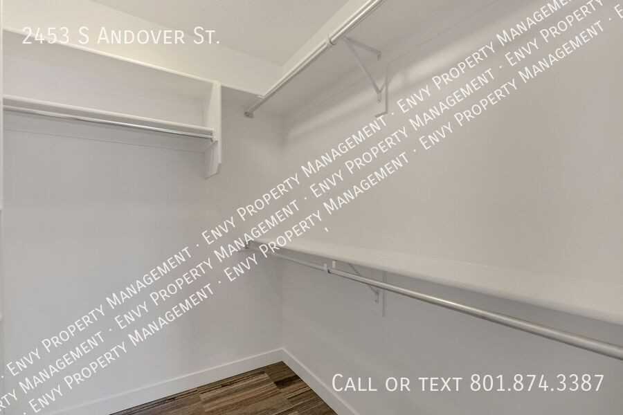 2453 S Andover St - Photo 4 of 15