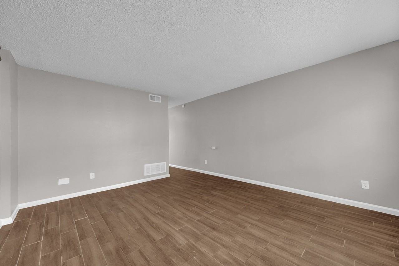 3446 Spottswood Ave - Photo 2 of 9