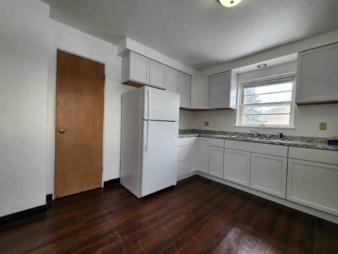 201 E Cecil St #4 - Photo 7 of 10