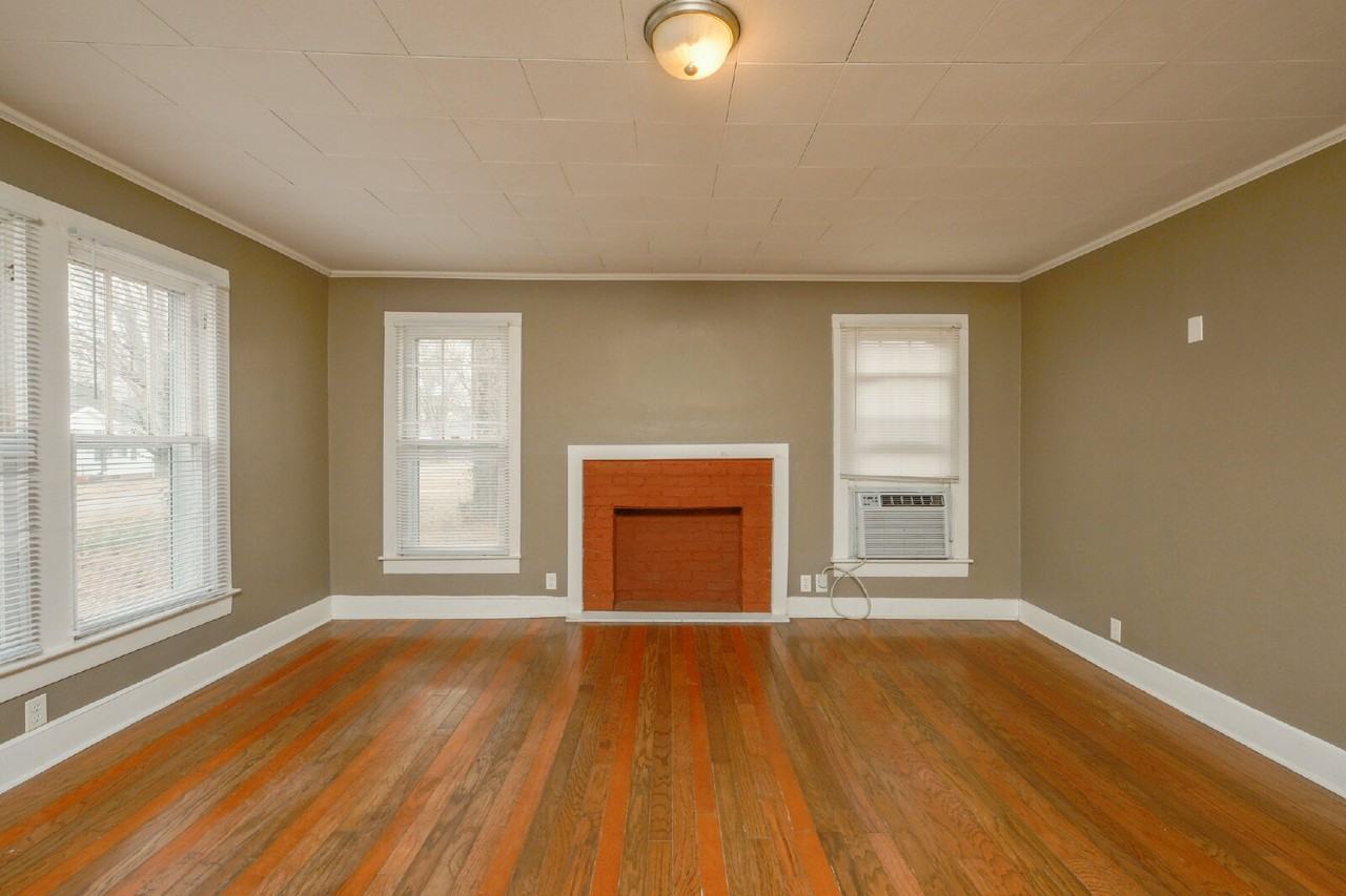 114 Carlton St - Photo 4 of 12