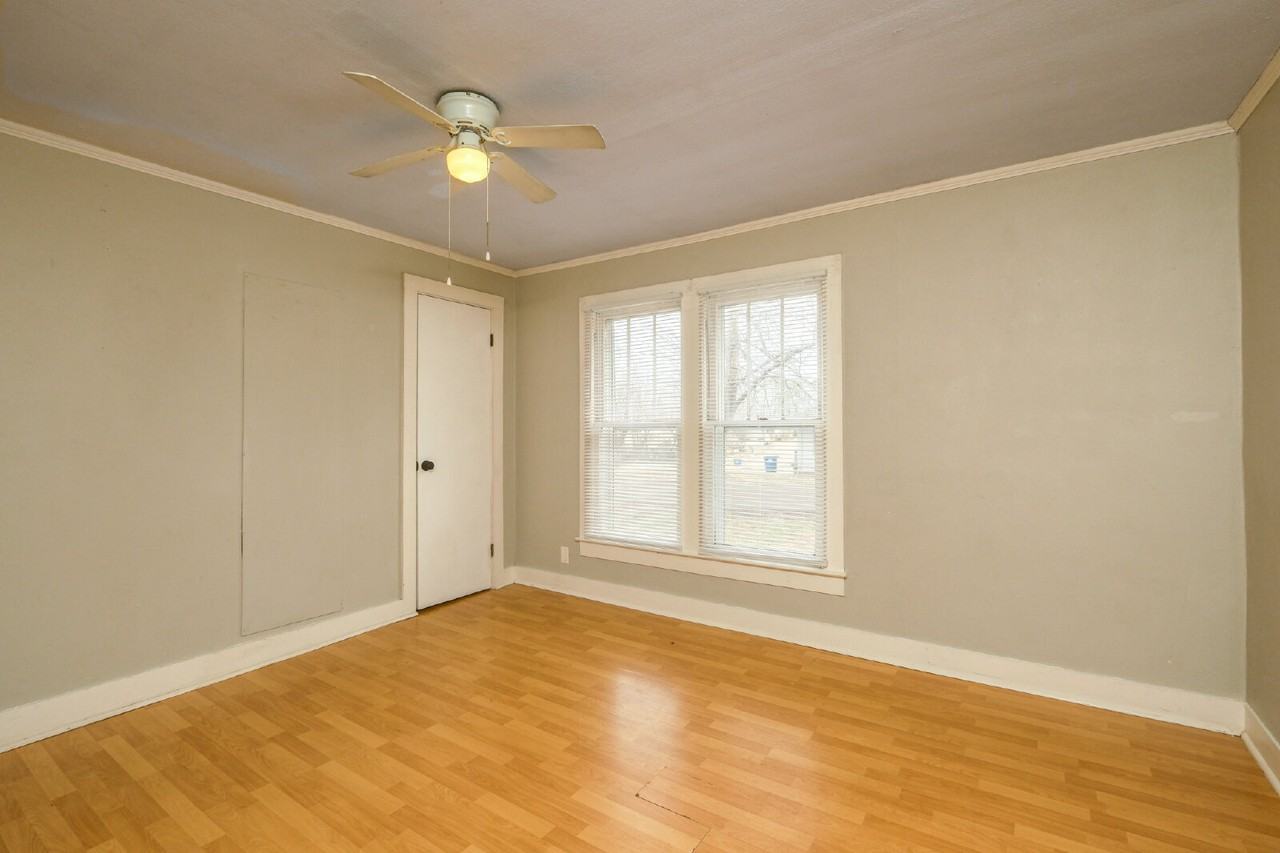 114 Carlton St - Photo 5 of 12