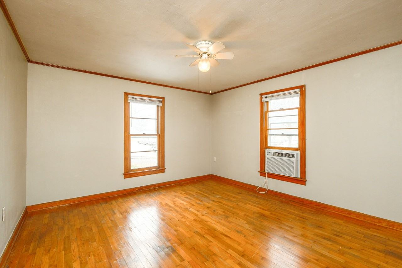 114 Carlton St - Photo 6 of 12