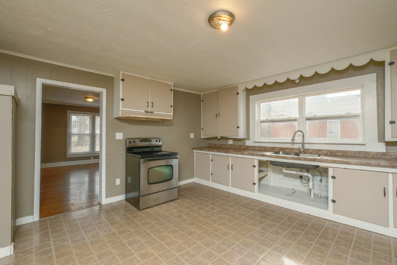 114 Carlton St - Photo 7 of 12
