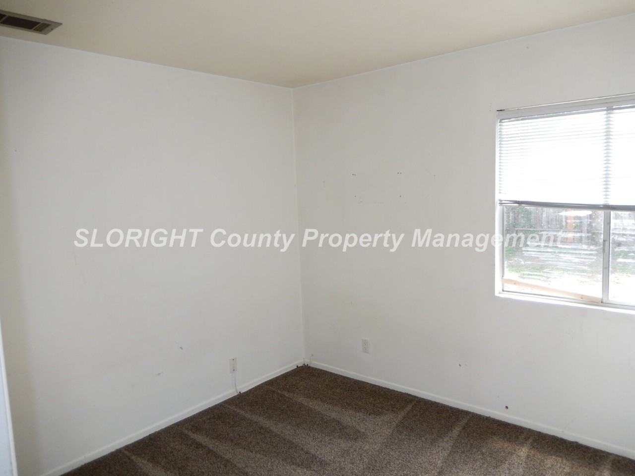 1535 Newport St - Photo 5 of 17