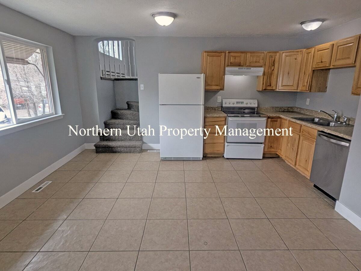 2056 Gramercy Ave - Photo 5 of 18