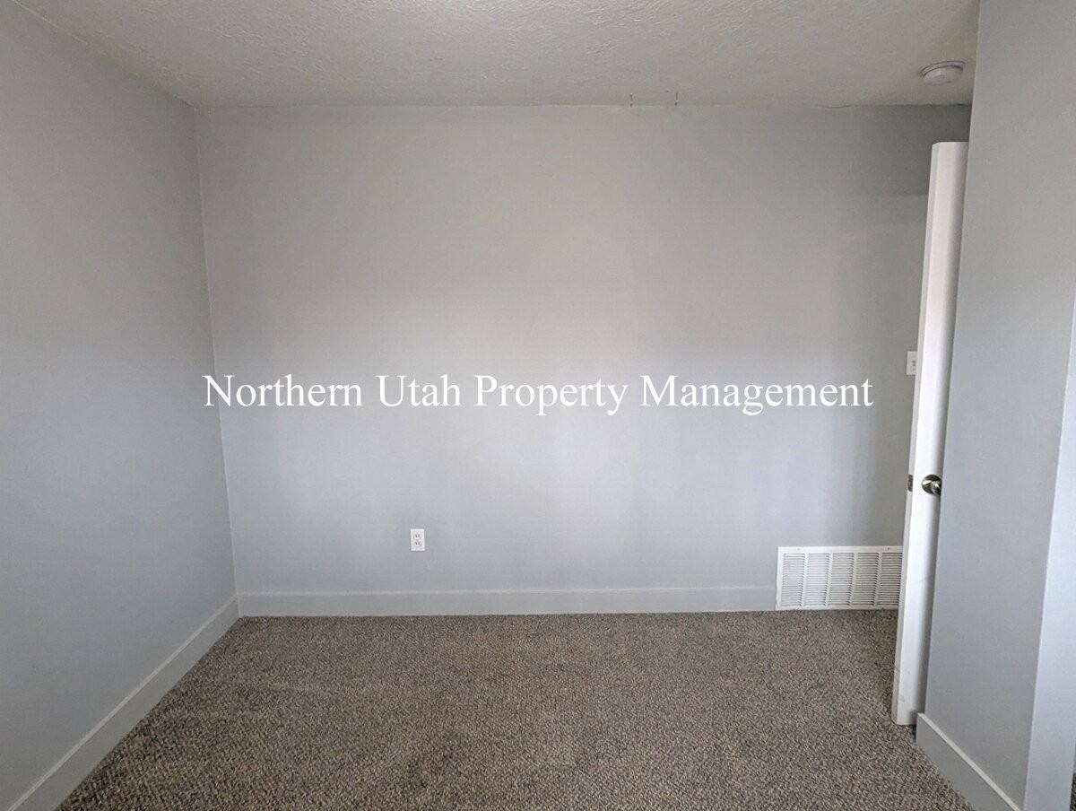 2056 Gramercy Ave - Photo 7 of 18