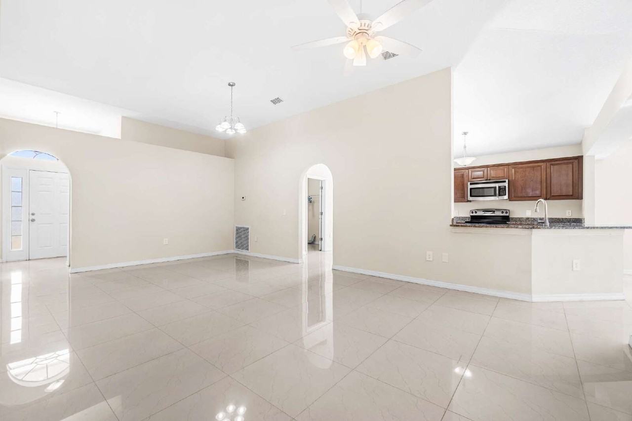 197 Marion Oaks Trl - Photo 7 of 46