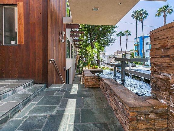 936 N San Vicente Blvd #18 - Photo 2 of 5