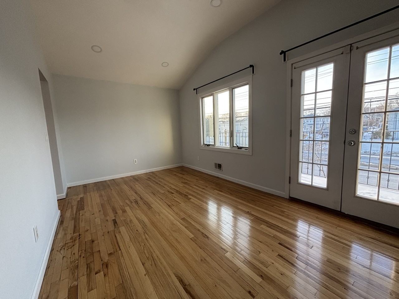 3770 Hylan Boulevard - Photo 3 of 10