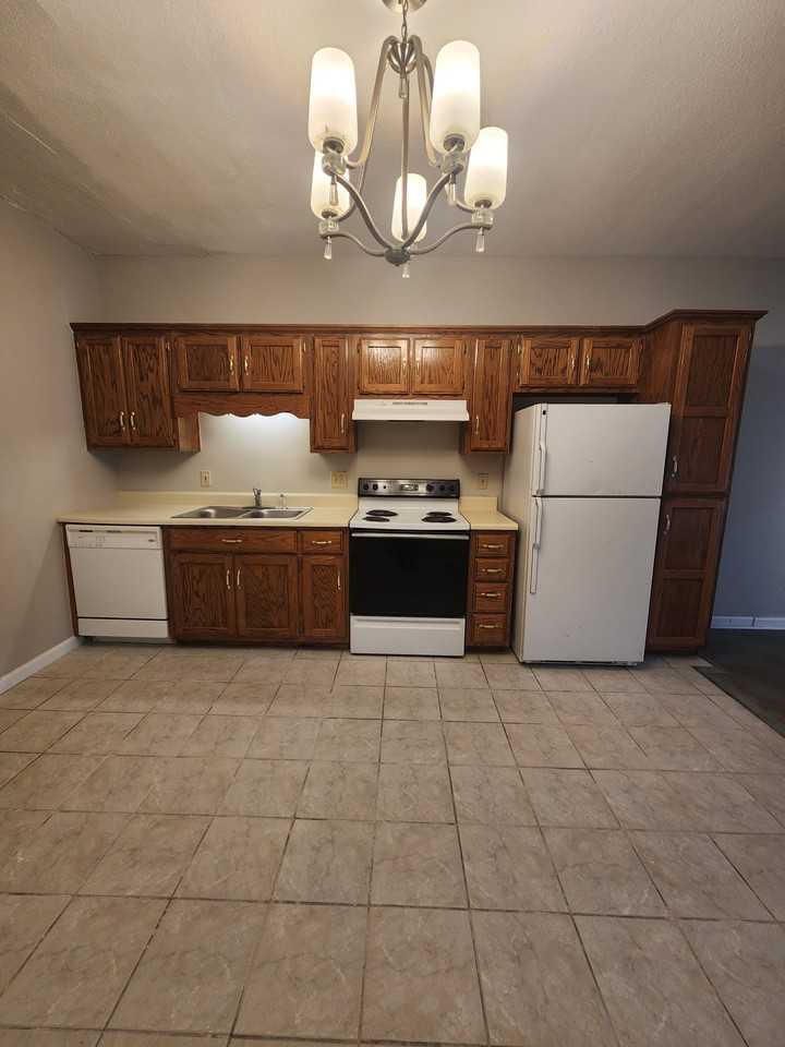978 N Franklin - Photo 3 of 13