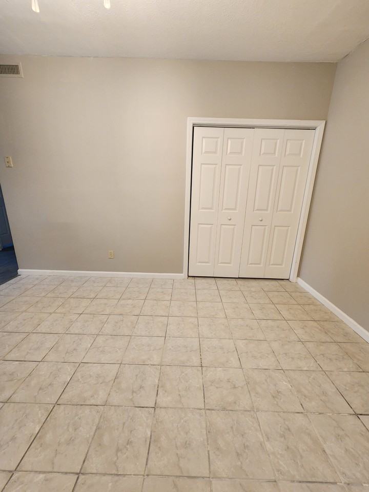 978 N Franklin - Photo 5 of 13
