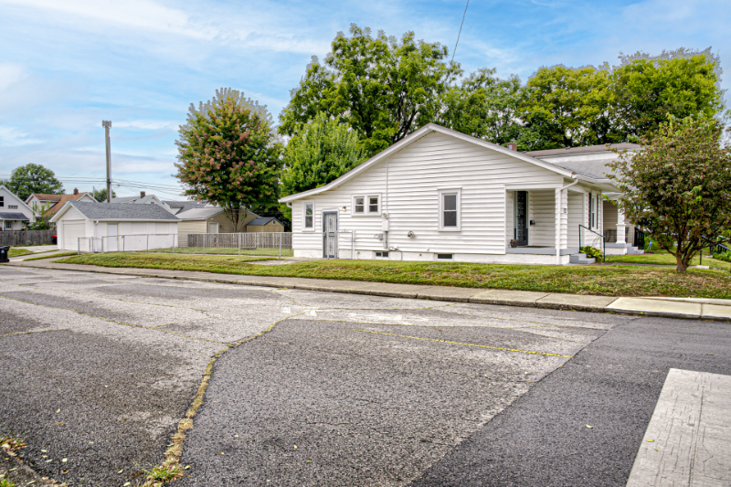 1028 Forrest St - Photo 3 of 20