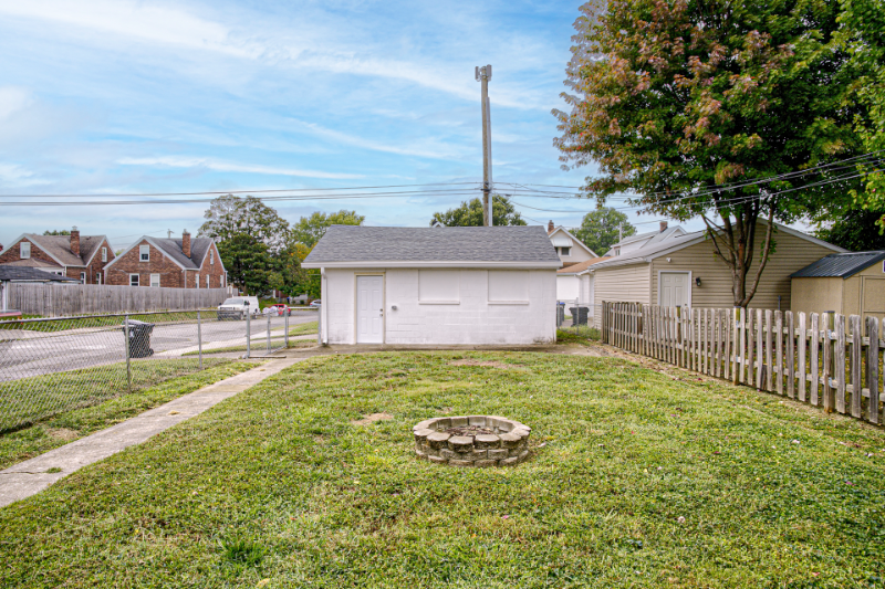 1028 Forrest St - Photo 4 of 20