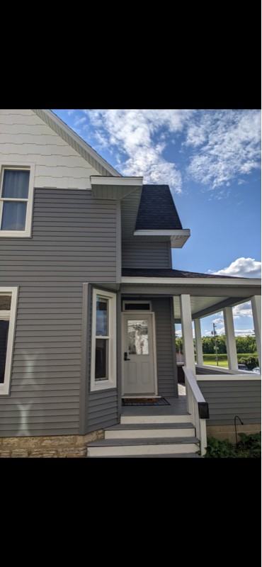 711 W Water St - Photo 3 of 4