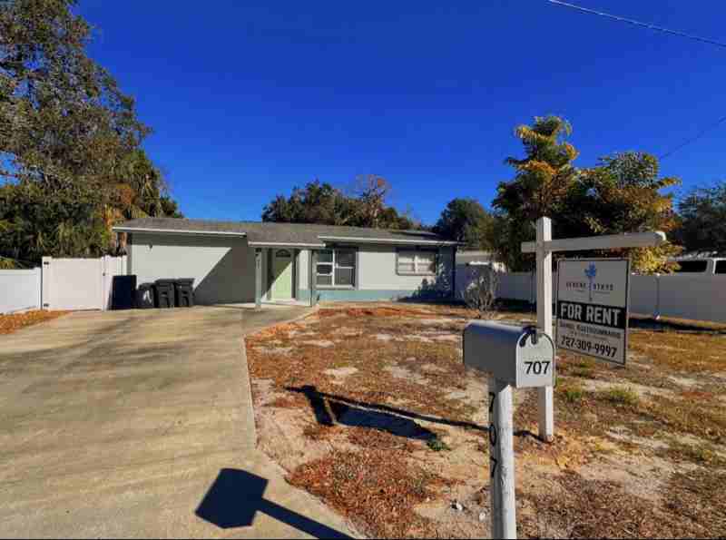 707 E Spruce St - Photo 3 of 16