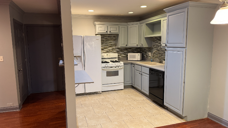 9S060 Lake Dr #12-102 - Photo 3 of 20