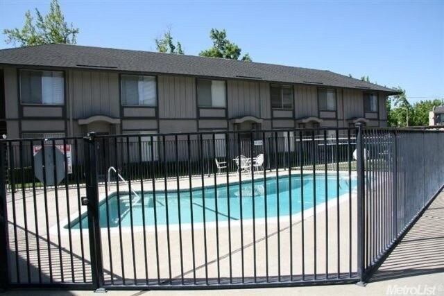 1351 Buckingham Way, Unit 8 - Photo 4 of 11