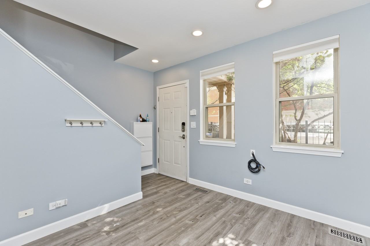 1332 N Burling St - Photo 2 of 21