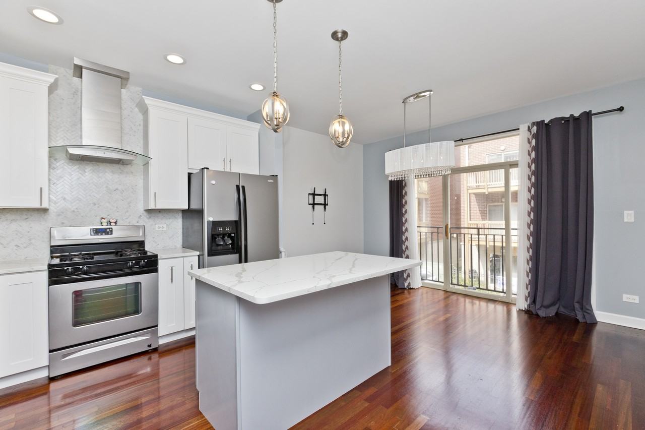 1332 N Burling St - Photo 3 of 21