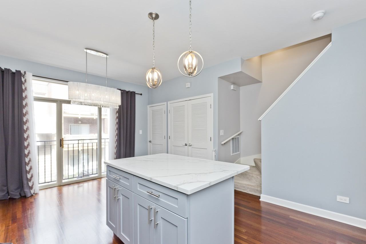 1332 N Burling St - Photo 7 of 21